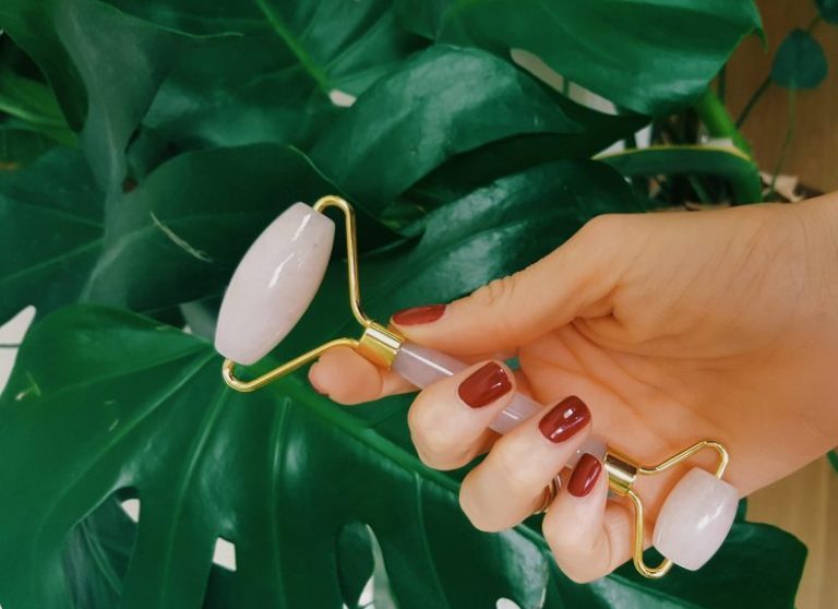 Los trucos de belleza de toda la vida funcionan: lavarse la cara con agua fría, hidratación y masaje facial. Para llegar a anciana estupenda.