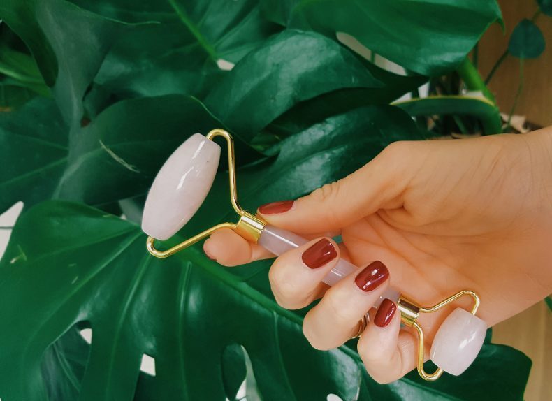 Los trucos de belleza de toda la vida funcionan: lavarse la cara con agua fría, hidratación y masaje facial. Para llegar a anciana estupenda.