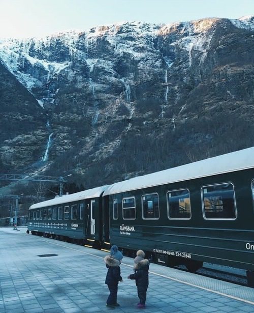 Las mejores ideas para llevar en un viaje con niños en coche, avion o tren. También, links útiles de juegos de viaje para niños pequeños.