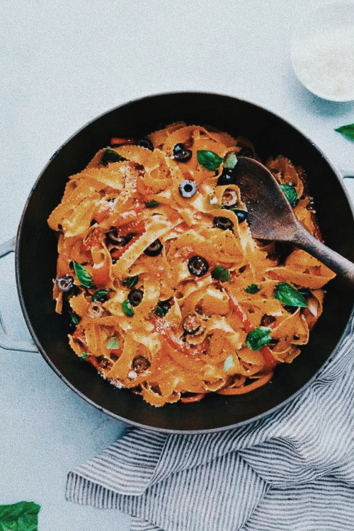 La pasta konjac es un sustituto de la pasta que no engorda. Hecha con fibra, aporta poquísimas calorias por ración. Recetas de pasta konjac.