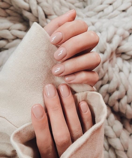 Manicura de uñas nude, ¿qué color te va?
