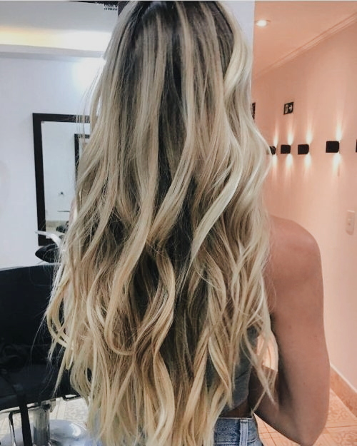 Las mujeres con pelo rubio necesitan un champú azul. Oribe Bright Blonde mantiene el color de la peluquería. ¡Adiós al rubio pollo!