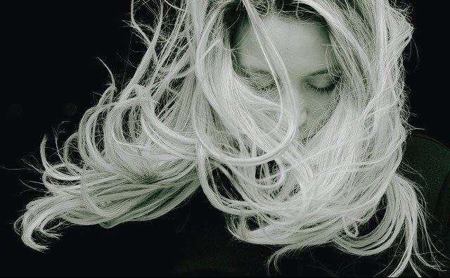 Cómo usar un cepillo alisador con pelo mojado