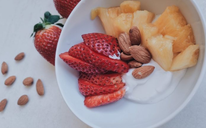 Bowl vegano de desayuno o merienda. Ayuno intermitente. Receta de yogur de leche de coco, frutos secos, fruta.