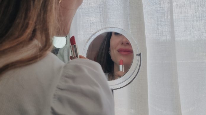 Aumento de labios rusos o Russian Lips, la técnica más bella y natural. Relleno de labios con ácido hialurónico en forma de corazón.