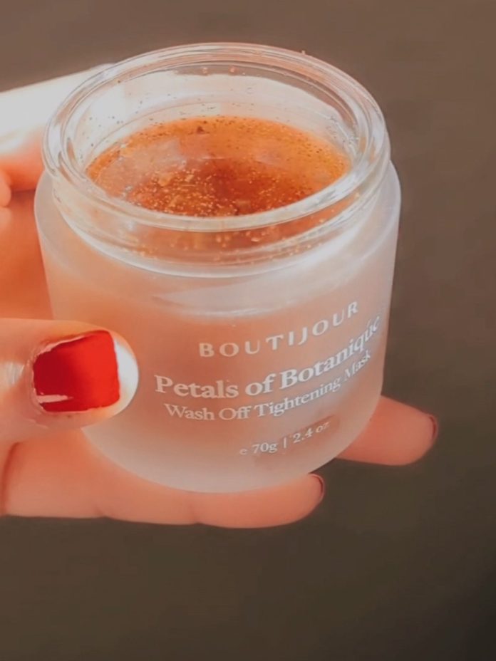 Boutijour Petals of Botanique Wash Off Tightening Mask es una mascarilla reafirmante, exfoliante con té verde y flor de loto. Mi opinión.