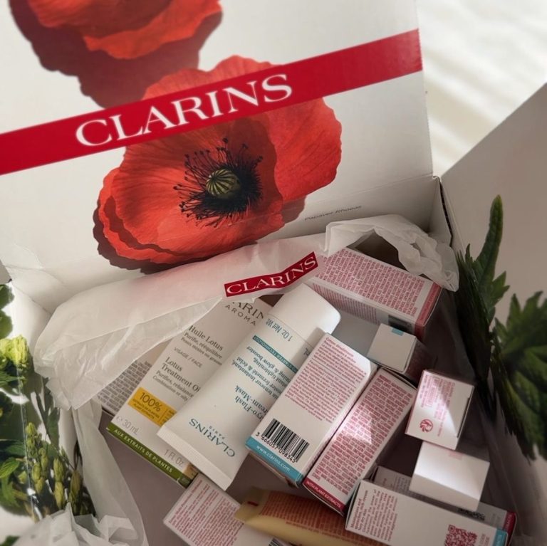 Rutina facial Clarins, review de productos de skincare imprescindibles. Double Serum, cremas hidratantes y mascarillas de cuidado de la piel.