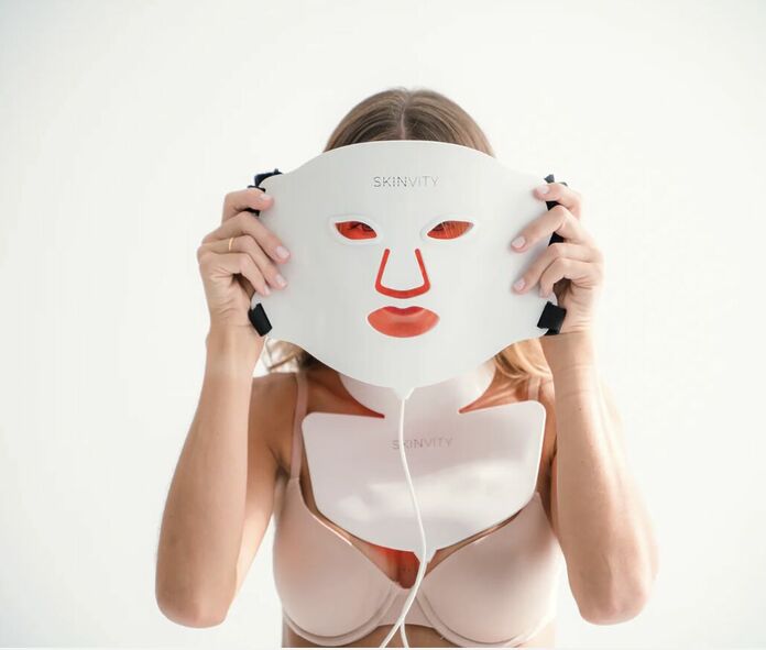 LED Mask de Skinvity: luz roja, azul e infrarroja. Máscara LED con resultados en firmeza, arrugas y luminosidad. Código de descuento.
